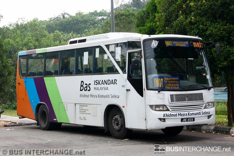 A Mercedes-Benz OF1418E/51 (JHE4133) operating on Causeway Link bus service IM07
