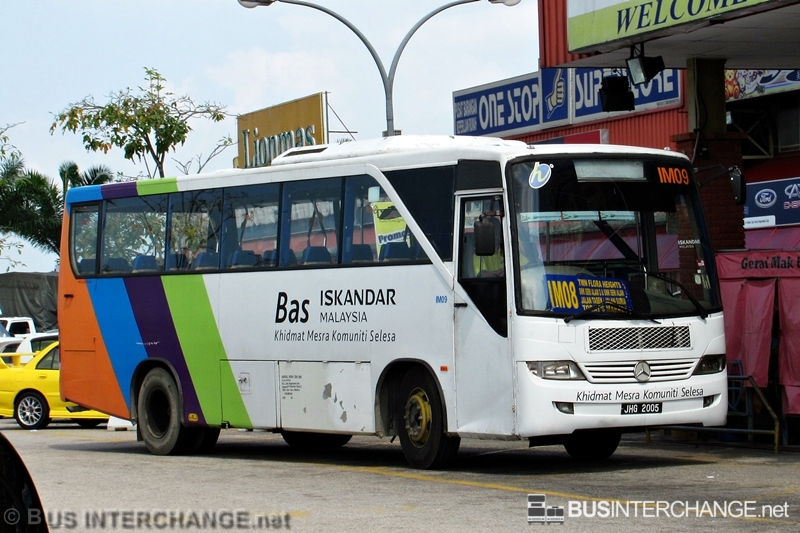 A Mercedes-Benz OF1418E/51 (JHG2005) operating on Causeway Link bus service IM08