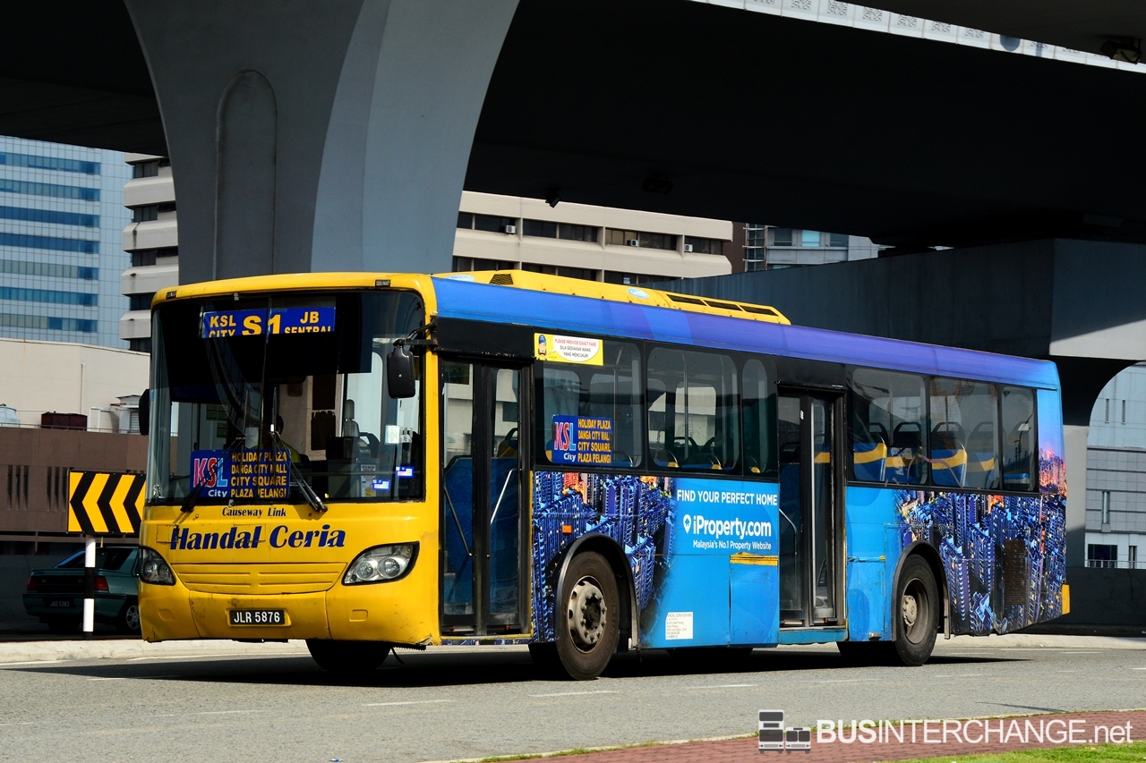 A MAN 18.250 / SL252 (A64) (JLR5876) operating on Causeway Link bus service S1