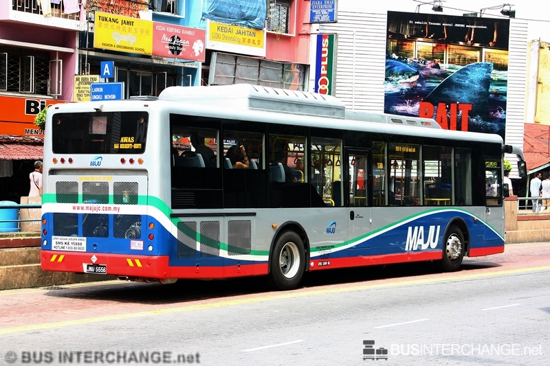 A Bonluck JXL6116 (JNU5556) operating on Maju bus service 221
