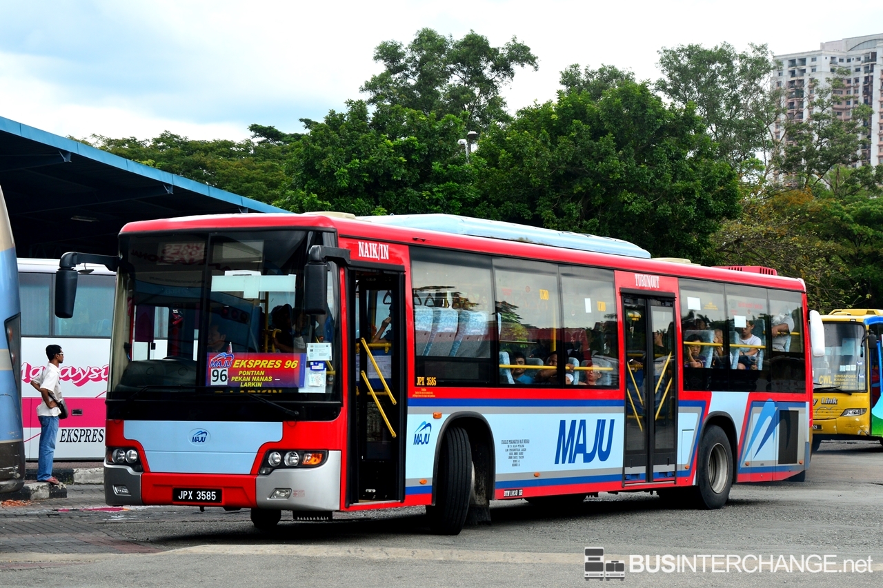 A Higer KLQ6128G () operating on Maju bus service 96