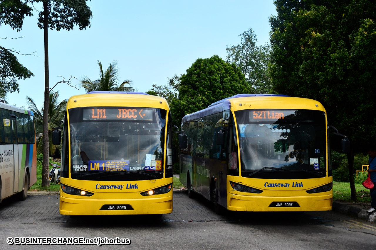 Causeway Link buses parking at Gelang Patah Bus Terminal, before being renovated.