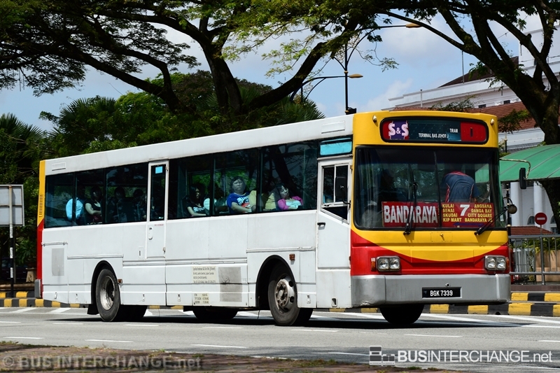 A Hino RK1JSKA (BGK7339) operating on S & S bus service 7