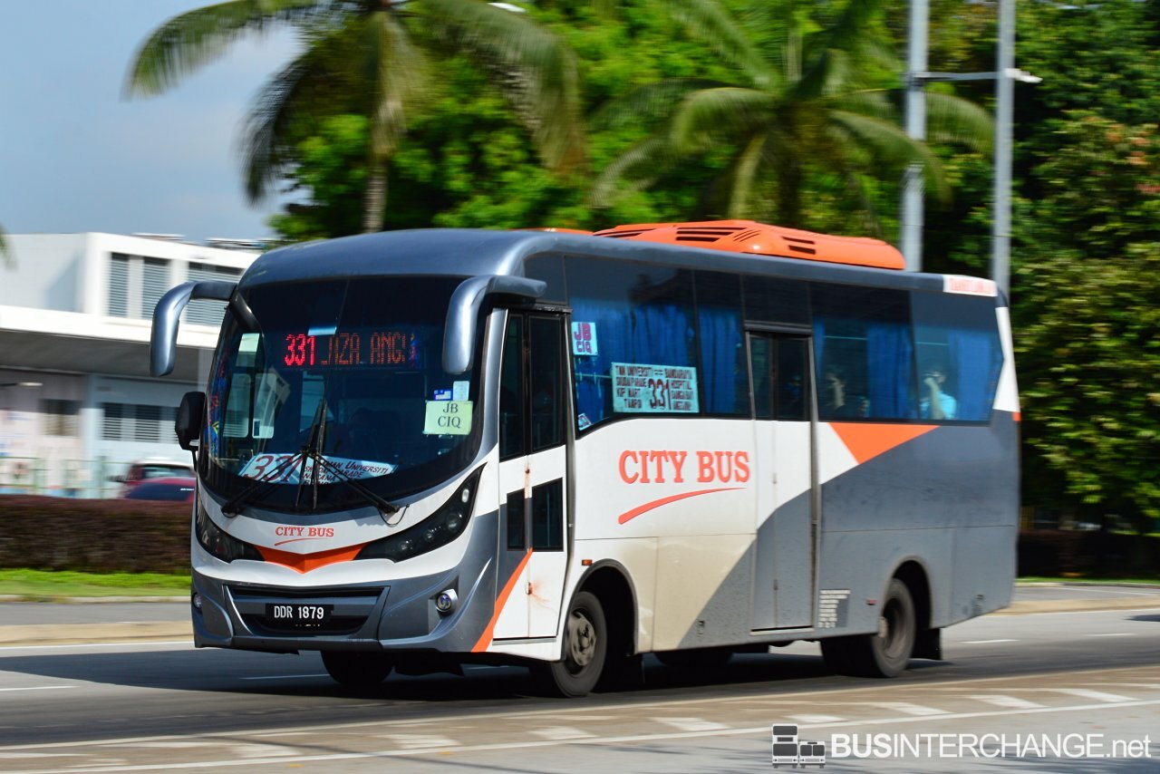 The Hino XZU720R with Pioneer Coachbuilders bodywork (DDR1879) is seen on Transit Link JB Bus Route 331.