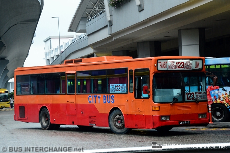 A Scania L113CRL (JFB1942) operating on City Bus bus service 123