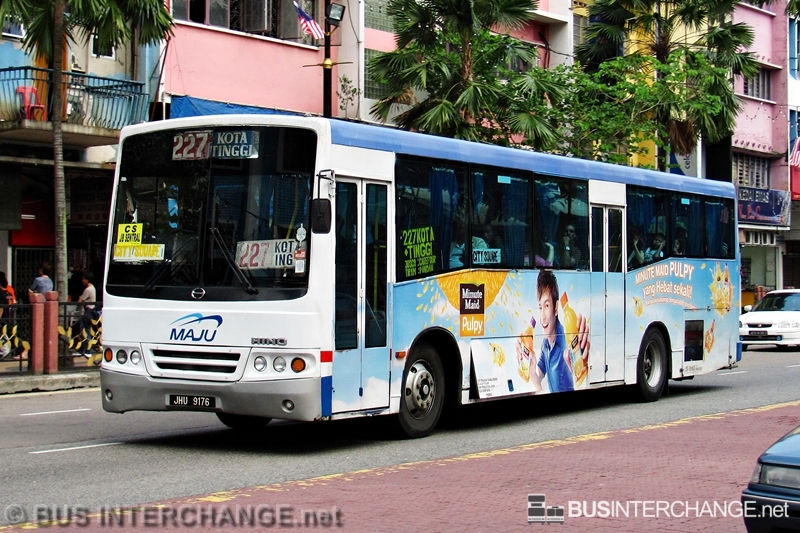 A Hino AK1JRKA (JHU9176) operating on Maju bus service 227