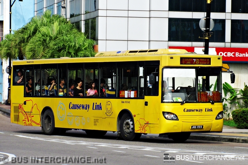 A Mercedes-Benz CBC1725 (JKD1723) operating on Causeway Link bus service 7B