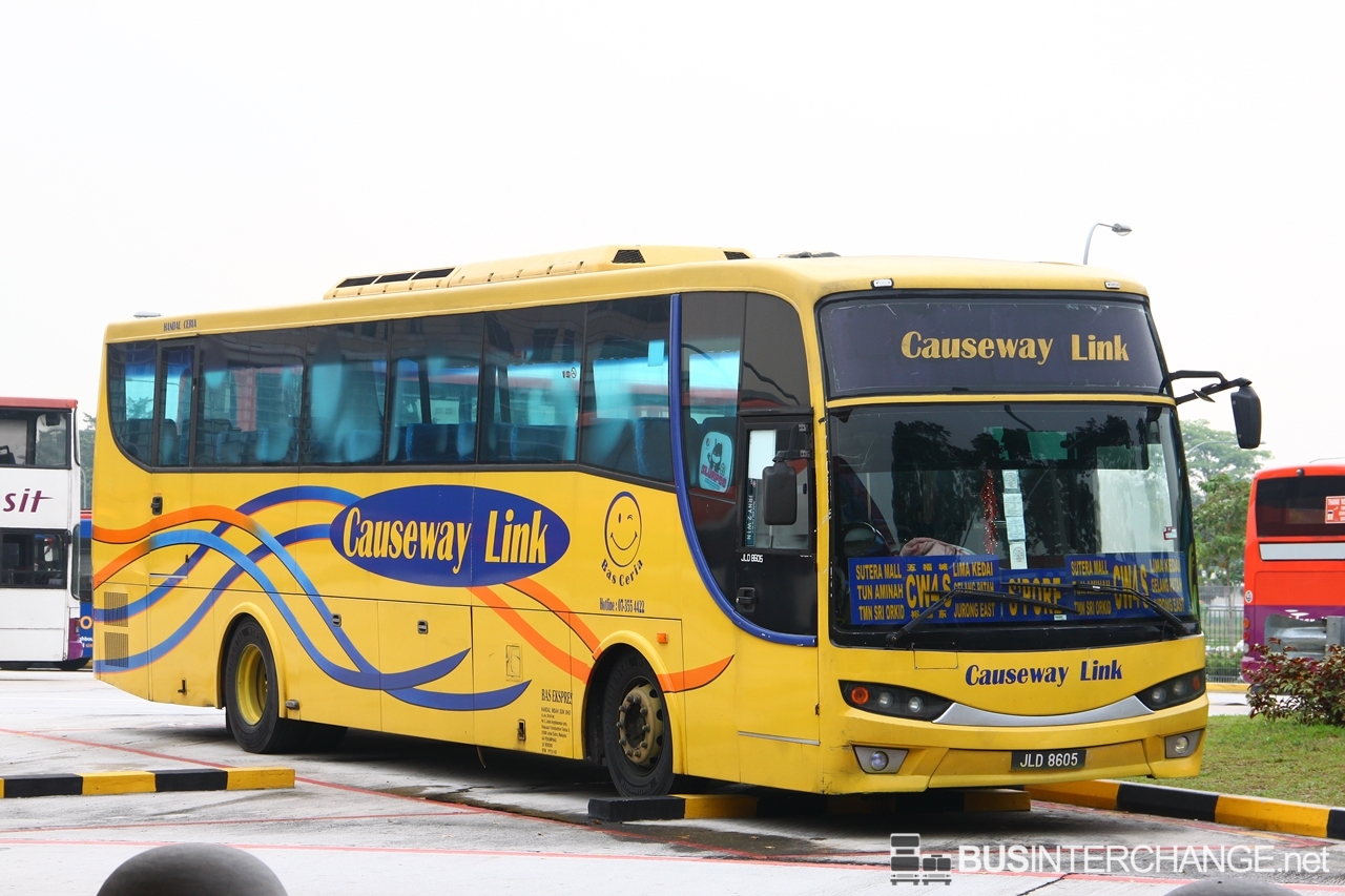 A Mercedes-Benz IBC1632/1636 (JLD8605) operating on Causeway Link bus service CW4S