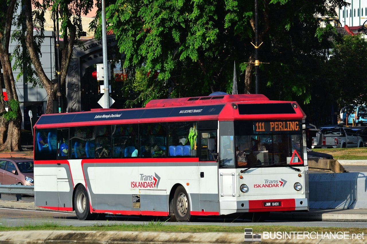 A Hino RK1JSLL (JMW8401) operating on Causeway Link bus service 111