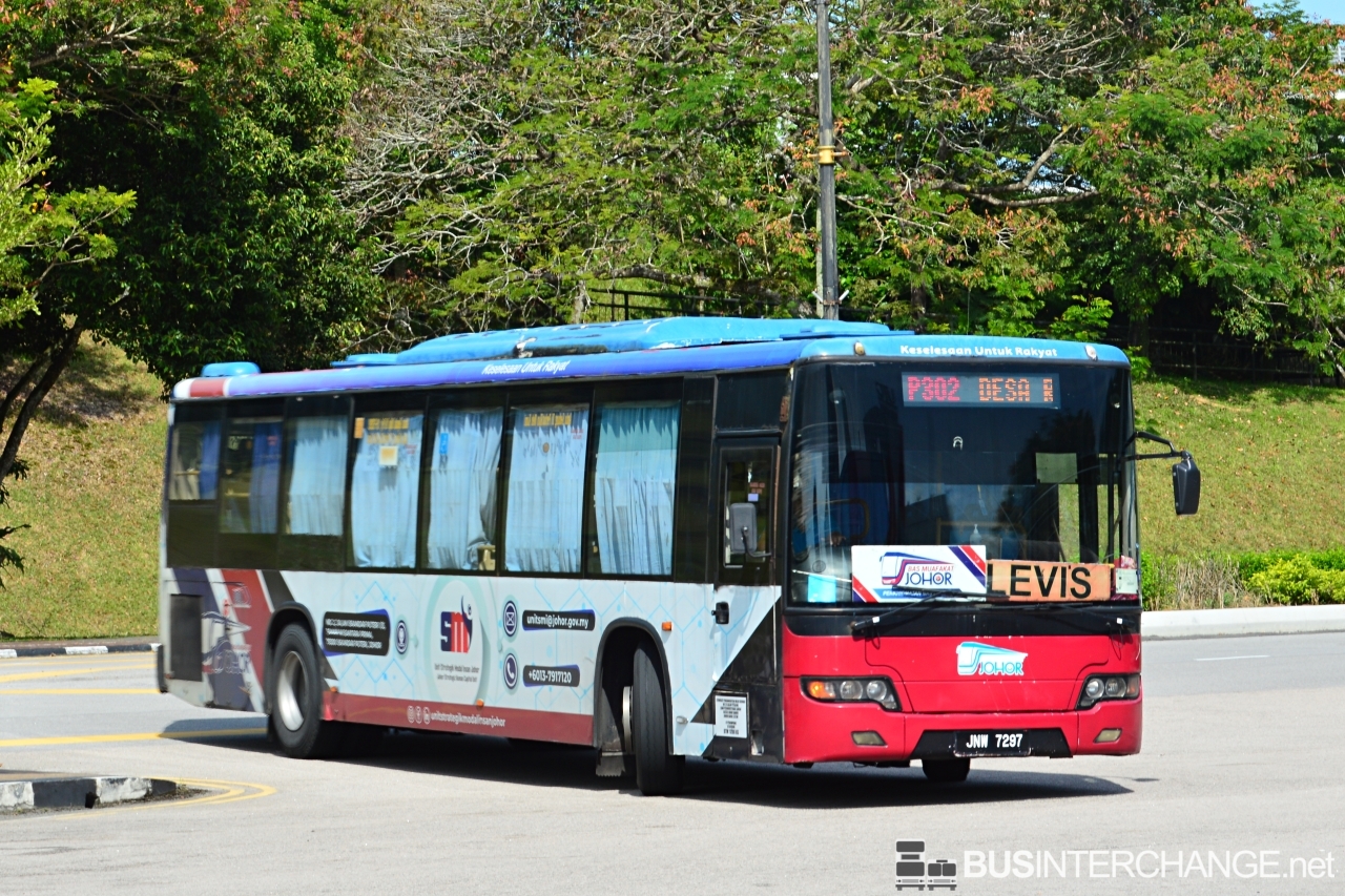 A Higer KLQ6128G (JNW7297) operating on Maju bus service P302