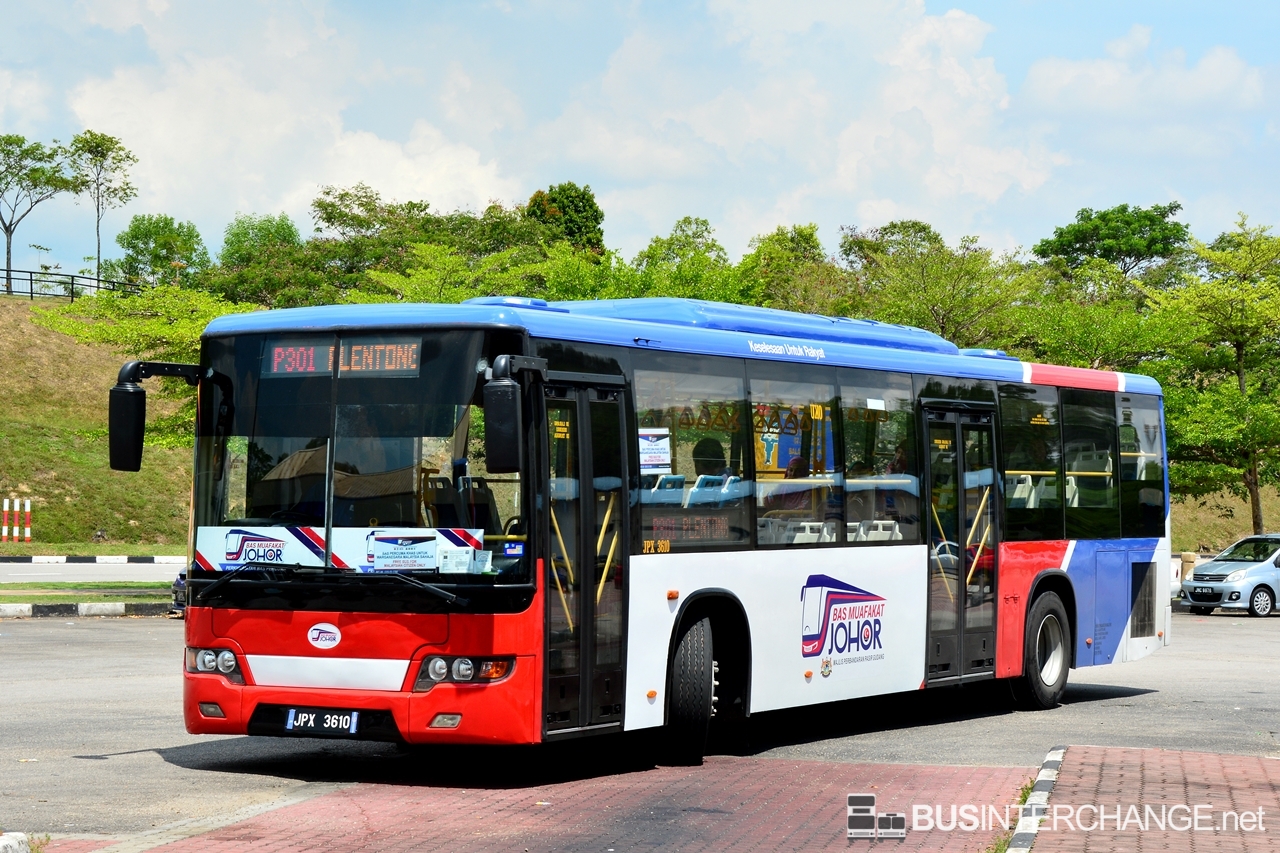 A Higer KLQ6128G (JPX3610 ) operating on Maju bus service P301