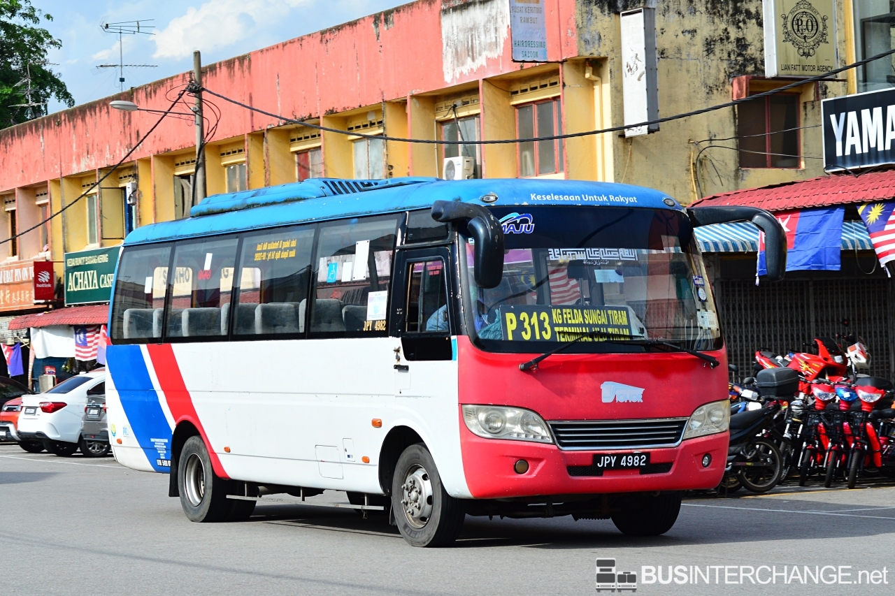 A Higer KLQ6729AR (JPY4982) operating on Maju bus service P313