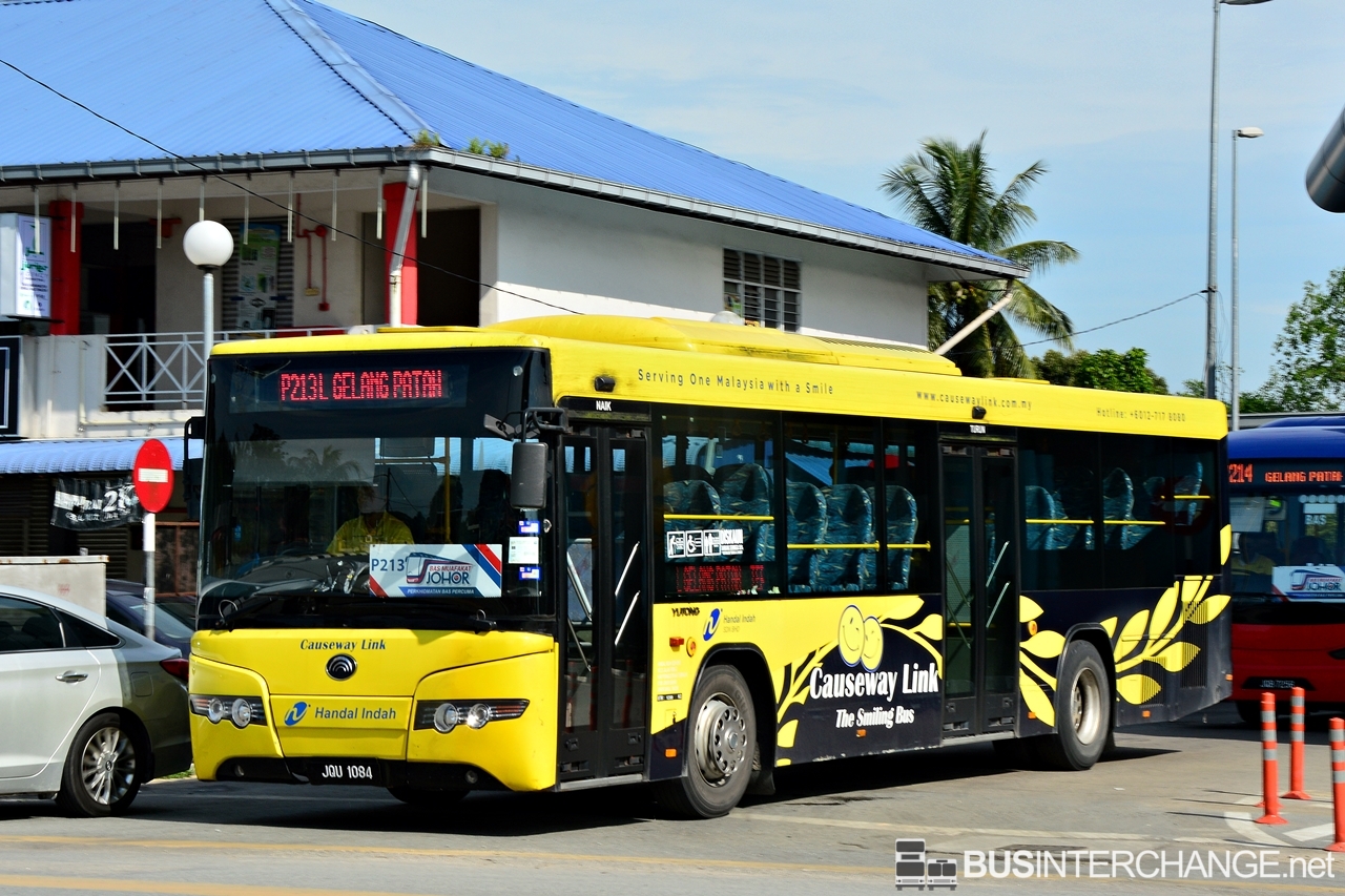A Yutong ZK6118HG (JQU1084) operating on Causeway Link bus service P213