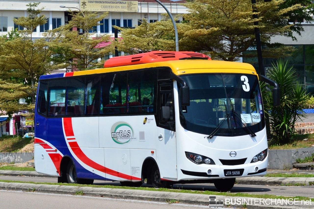 A Hino XZU720R (JTR5658) operating on Causeway Link bus service F200