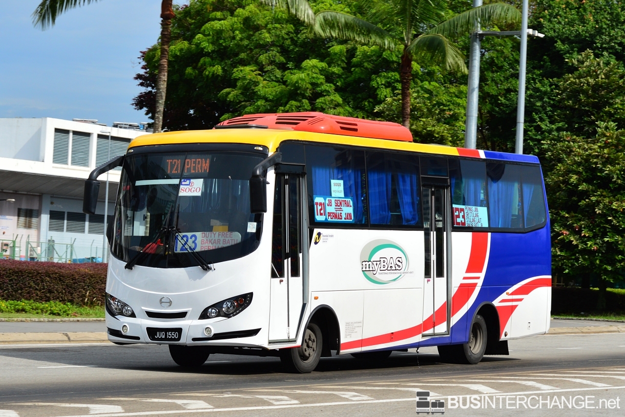 A Hino XZU720R (JUQ1550) operating on Causeway Link bus service T21