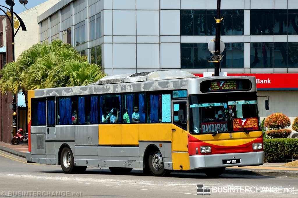 A Hino RK1JSKA (NBF1718) operating on S & S bus service 7