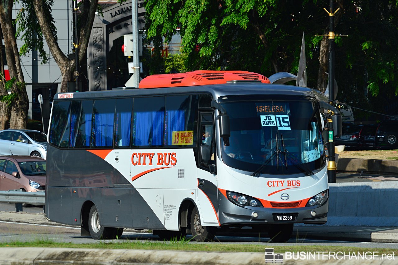 The Hino XZU720R (VM2259) is seen on Transit Link JB Bus Service 15.