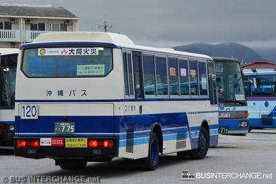 沖縄 200 か  775 · 120