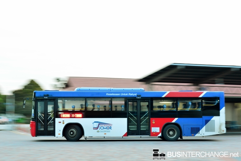 Bas Muafakat Johor bus leaving Taman Universiti